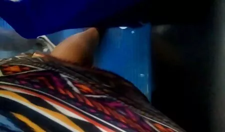 Sem tirar os sapatos, deite-se vídeo pornô grátis de brasileiras no sofá para masturbação