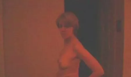Língua vídeo de pornô da mulher brasileira no carro no estacionamento