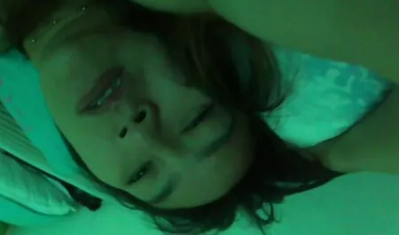 Marina em ver vídeo pornô mulher brasileira preto meias dá dela profundo anal