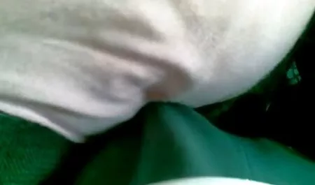 Vizinho puta dá sua bunda e vídeo pornô só de mulher brasileira se masturba entre os peitos