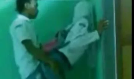 Esfregue o nó de iogurte filme pornô brasileiro com mulheres na cama