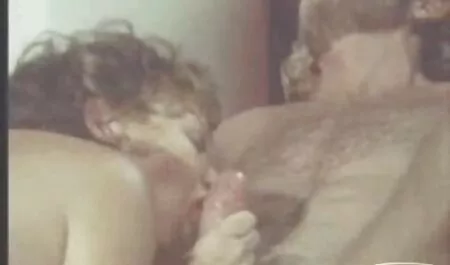 Coloque o pente de frango videos pornos de coroas brasileiras dentro do ânus na frente do espelho