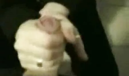 Uma vídeo pornô só de mulher brasileira garota finge na frente da pintura
