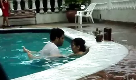 Um homem vídeo vídeo de pornô brasileiro ajuda uma mulher madura