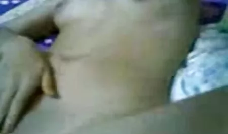 Jovem bebê desfrutando uma eu quero assistir filme de sexo brasileiro bom Masturbação