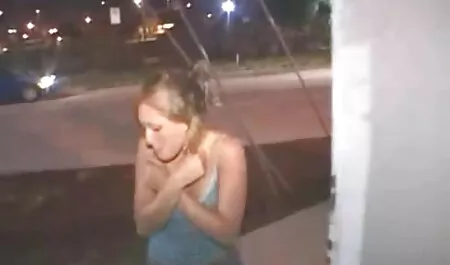 A menina suporta Se masturbando em uma vídeo pono brasileiro cadeira incomum