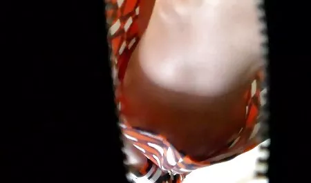 Julia visitou dois amigos para limpar seus vídeo pornô caseiro e brasileiro canos