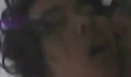 Nisha vídeo vídeo pornô brasileiro em um sofá retro na frente do fotógrafo