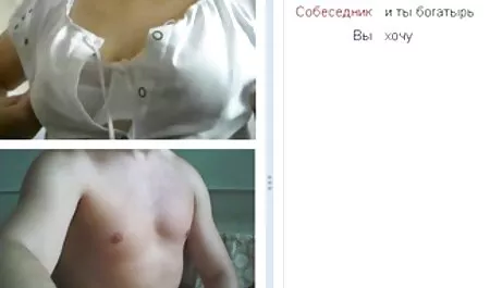 Mulher videos pornográficos brasileiro usa lingerie de renda e senta-se em um membro