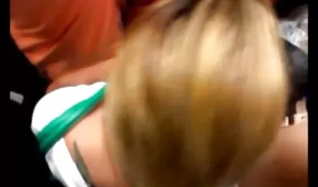 Um homem com uma personalidade teimosa que gosta de usar assistir vídeo pornográfico brasileiro um homem