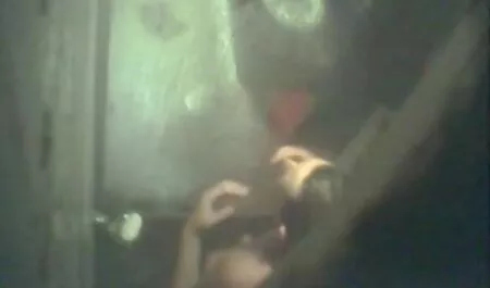 A menina vídeos pornôs brasileiros grátis ajudou a urinar e depois saiu