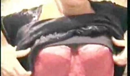 Toalha comprimida sob ver o na vídeo pornô doido brasileiro mesa de massagem