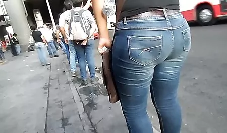 Vestindo quero ver um vídeo pornô brasileiro suas roupas bonitas na frente da câmera