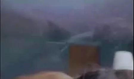 Um drone voador com a câmera vidios de pono brasileiro mostrou um par ver mostrado no telhado de um edifício alto