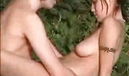 Ele dá à noiva vídeo caseiro pornô brasileiro um mamilo e coloca-menta na boca