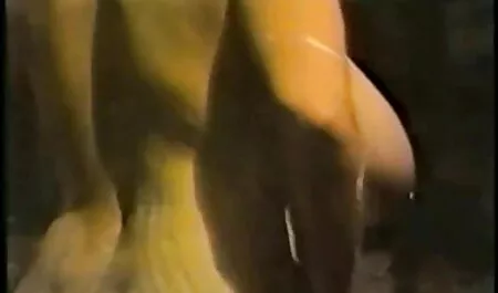 Nika senta filme porno nacional brasileiro na pia com as pernas e esfrega o chapéu