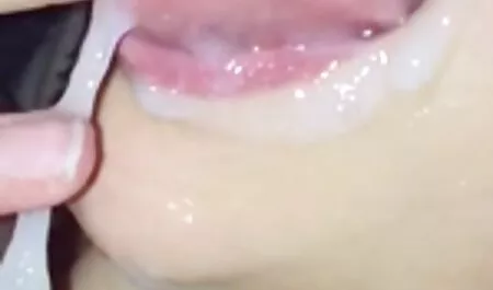 Menino suga videos brasileiras hd e dá tatuagem para homem