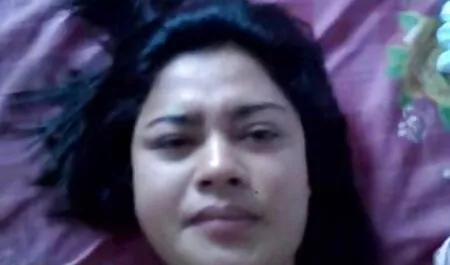 Ela video de sexo gratuito brasileiro organizou um despertador agradável para a criança