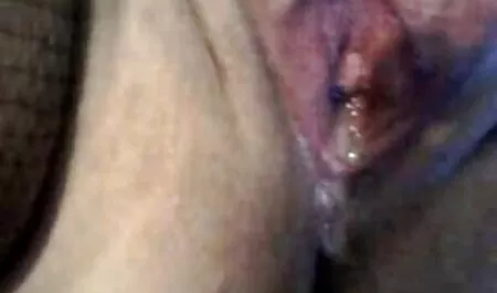 Menina na floresta lambe vídeo pornô brasileiro brasileirinhas as pernas de seu amante