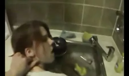 Irritado vídeo pornô brasileiro só as novinhas com a bunda nua passeio e massagem suas roupas